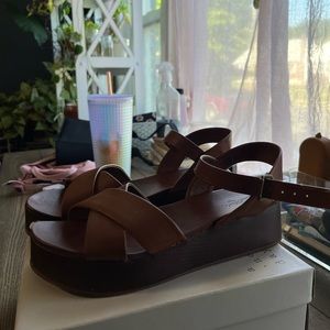 Universal Thread Platform Sandals